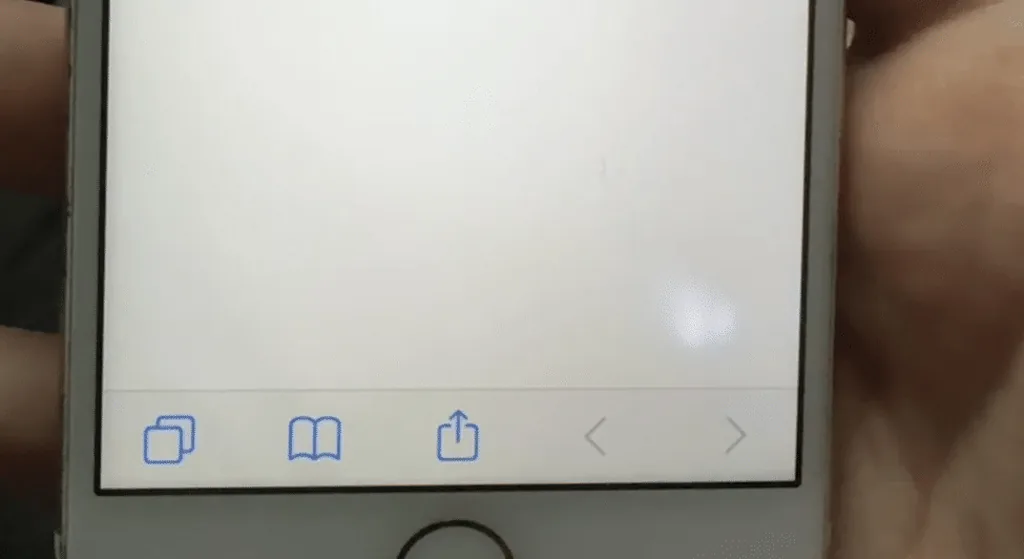 Mancha branca na tela do iPhone XR — dano no difusor do LCD visível como área clara