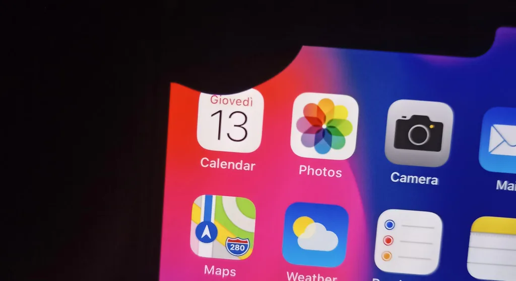 Mancha preta em tela OLED de iPhone — pixels queimados formando área escura