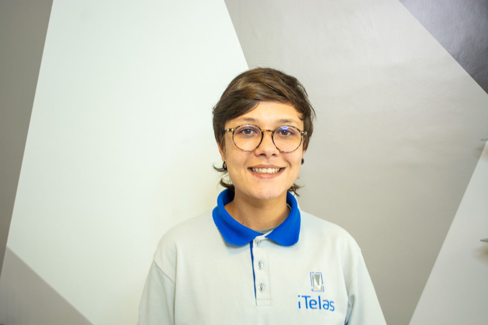 Atendente da iTelas no balcão de atendimento em Curitiba