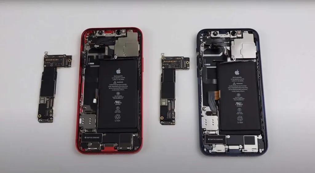 Dois iPhones desmontados lado a lado.