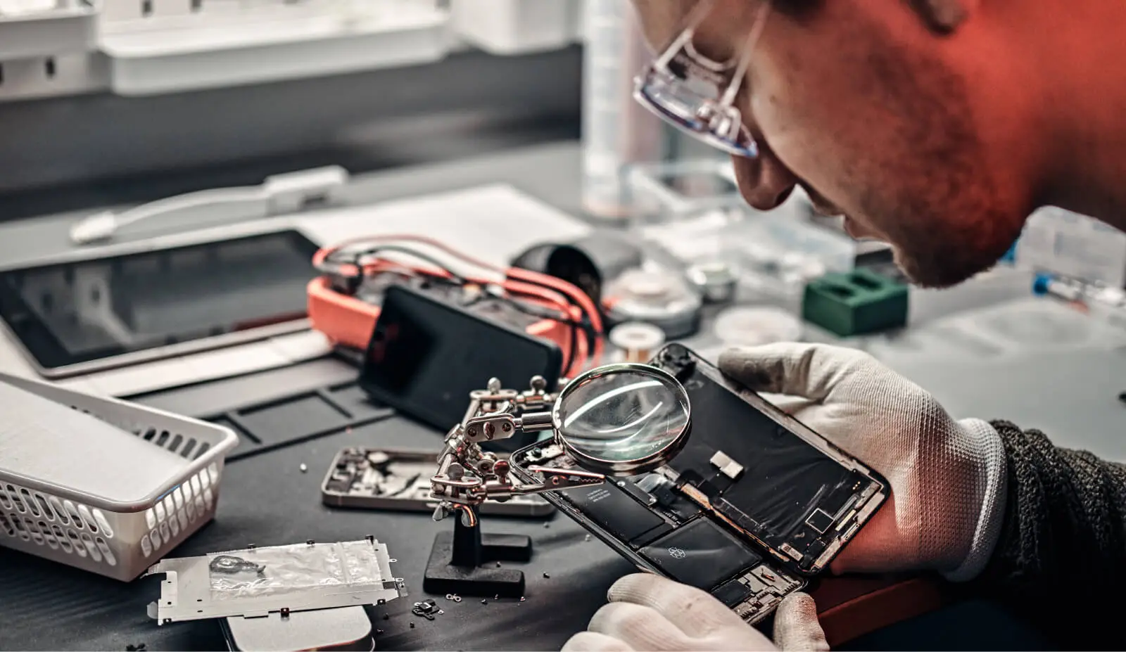 Tecnico analisando internamente um smartphone durante reparo complexo